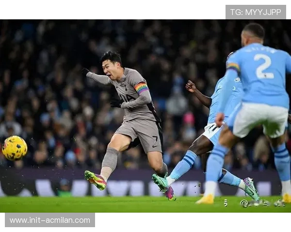 孙兴慜失点后掩面,主场球迷嘘声四起 孙兴慜失点后掩面,主场球迷嘘声四起