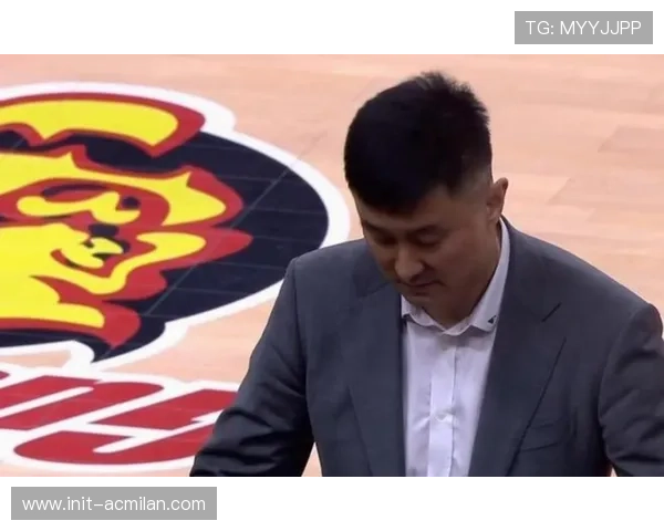 广东失利后杜锋召集全队总结,机场仍为助教庆生显情商 广东失利后杜锋召集全队总结,机场仍为助教庆生显情商