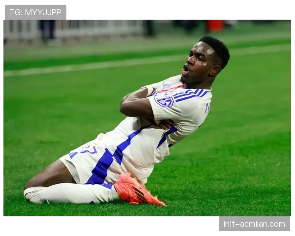 官方:里昂中场核心卡克雷因脚踝韧带扭伤将缺席六周