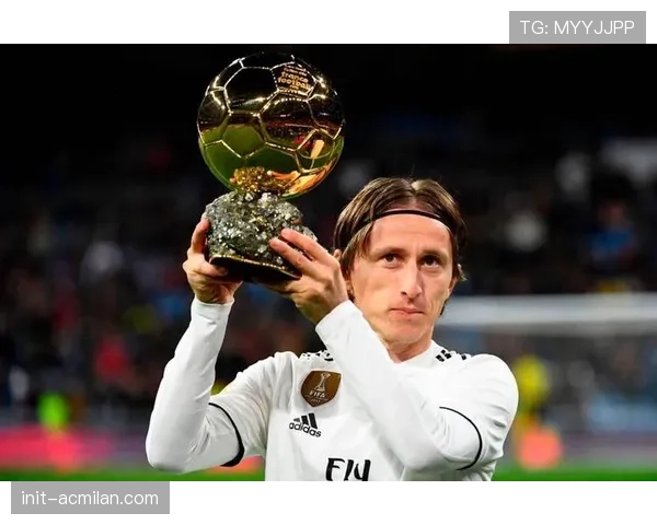 特写:时隔三年重返欧冠赛场,皇马老将莫德里奇替补登场接受掌声